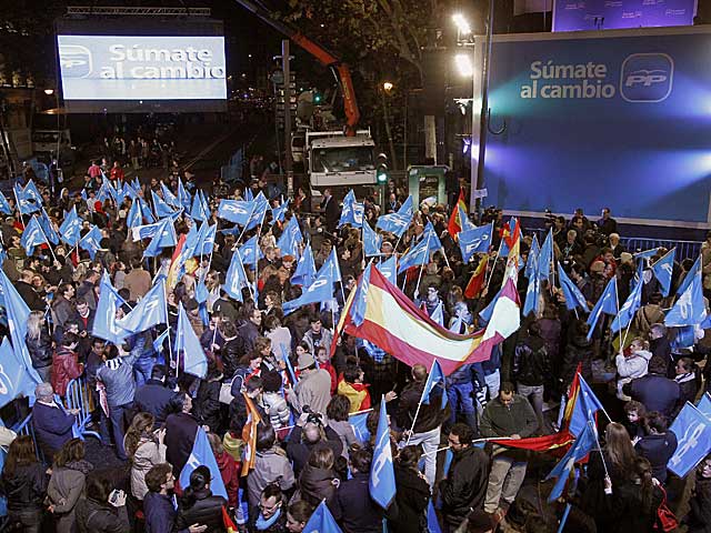 Simpatizantes del PP, ante la sede del partido en Madrid. | Efe | Chema Moya