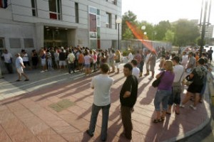 Imagen de la cola ante la oficina de empleo de Cartagena, en una imagen reciente J. C