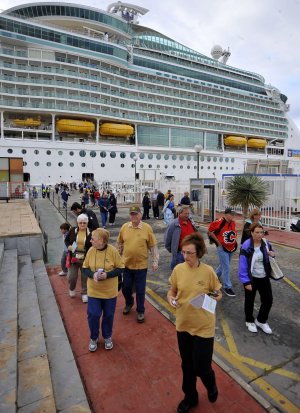 Turistas desembarcando del 'Mariner of the Seas' en el Muelle hace unos días. 