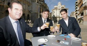 José Carlos Díaz (i.) toma un café asiático con otros compañeros de la empresa.  JAVIER CONESA