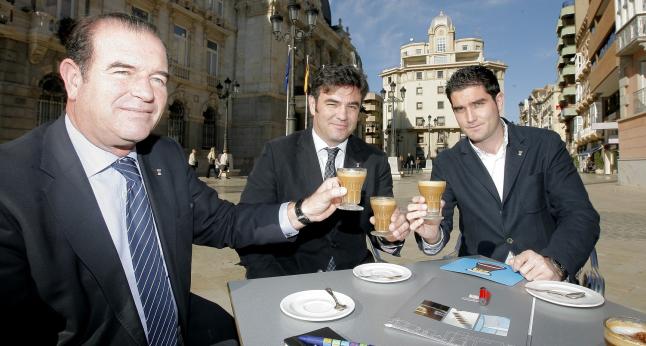 José Carlos Díaz (i.) toma un café asiático con otros compañeros de la empresa. JAVIER CONESA