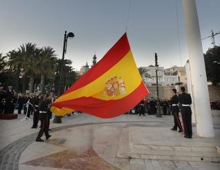 Arriado de bandera con público PEDRO MARTÍNEZ