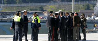 Agentes de policía e infantes de Marina, ayer, supervisando el muelle.  PEDRO MARTÍNEZ