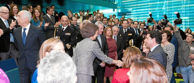 Su Majestad la Reina Doña Sofía, flanqueada por Valcárcel y Pastor, saluda a las autoridades presentes en el interior de El Batel