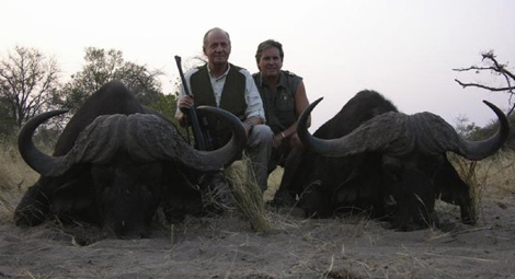 El Rey, junto a dos búfalos recién cazados en una foto de Rann Safaris.