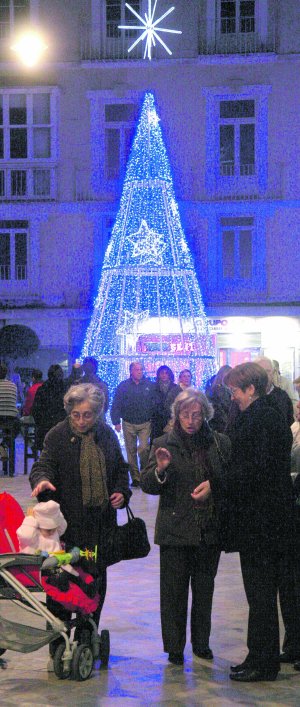 Alumbrado navideño en la Plaza de San Sebastián, en 2011. :: P. SÁNCHEZ