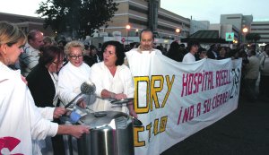 Sanitarios con cacerolas y miembros de Democracia Real Ya detrás de la pancarta, durante la manifestación. :: PABLO SÁNCHEZ