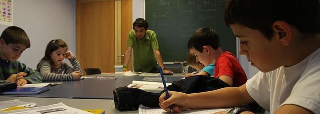 Jovenes alumnos en una clase de un colegio de Vitoria. / Archivo