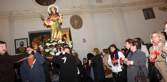 La santa sale en procesión de la parroquia de Santiago. 